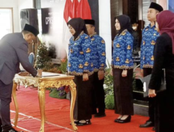 Bupati Ngawi, Ony Anwar Harsono, menyerahkan SK kepada 292 CPNS dan PPPK formasi tahun 2024 di Pendopo Wedya Graha